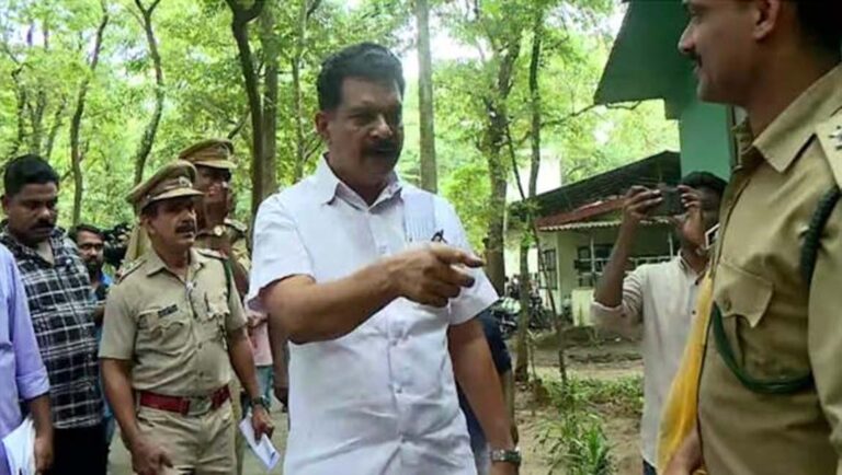 ആ​ത്മാ​ഭി​മാ​ന​ത്തോ​ടെ ജോ​ലി ചെ​യ്യ​ണം; പി.​വി.​അ​ൻ​വ​റി​നെ​തി​രെ വ​നം വ​കു​പ്പ് ജീ​വ​ന​ക്കാ​ർ