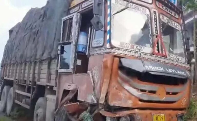 വടകരയില്‍ കാറും ലോറിയും കൂട്ടിയിടിച്ചു; രണ്ടുപേര്‍ മരിച്ചു