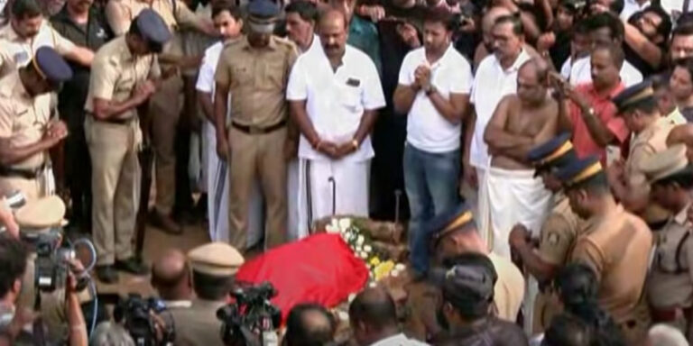 കവിയൂർ പൊന്നമ്മയ്ക്ക് സംസ്ഥാന സര്‍ക്കാരിന്റെ പൂര്‍ണ ഔദ്യോഗിക ബഹുമതികളോടെ യാത്രാ മൊഴി