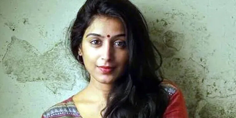 ‘അമ്മയ്ക്ക് തലയും നട്ടെല്ലുമില്ല,​ സിനിമയിൽ പവർഗ്രൂപ്പ് ഉണ്ട്’​; തുറന്നടിച്ച് നടി പത്മപ്രിയ