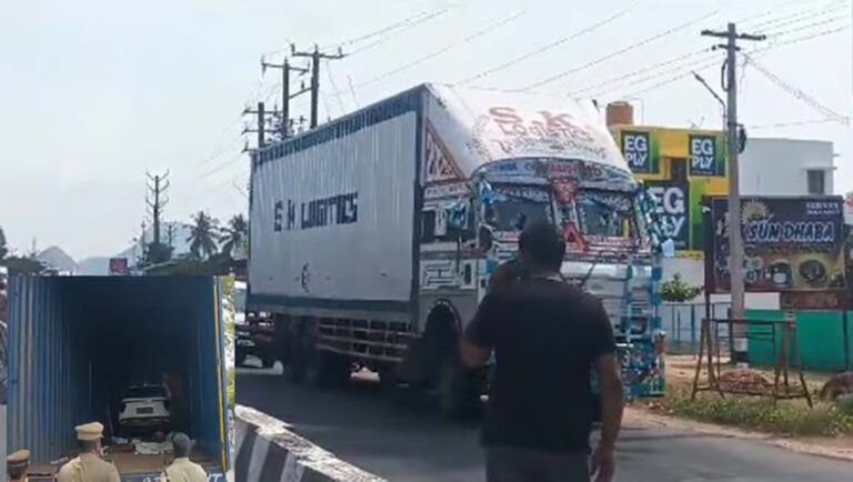 തൃശൂരിലെ എടിഎം കവര്‍ച്ച : കണ്ടെയ്‌നറിനുള്ളില്‍  കാര്‍ ഒളിപ്പിച്ച് പൊലീസ് തടഞ്ഞപ്പോള്‍ സിനിമാ സ്‌റ്റൈല്‍ ഏറ്റുമുട്ടല്‍