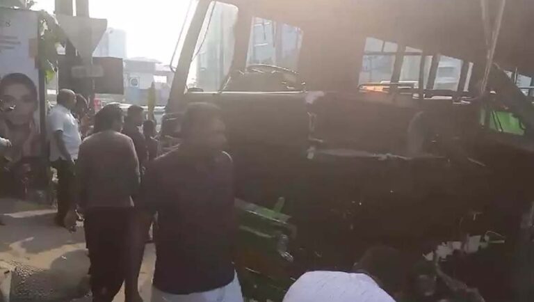 എറണാകുളം കാക്കനാട്ട് ബസും ലോറിയും കൂട്ടിയിടിച്ച് അപകടം; സ്ത്രീ മരിച്ചു