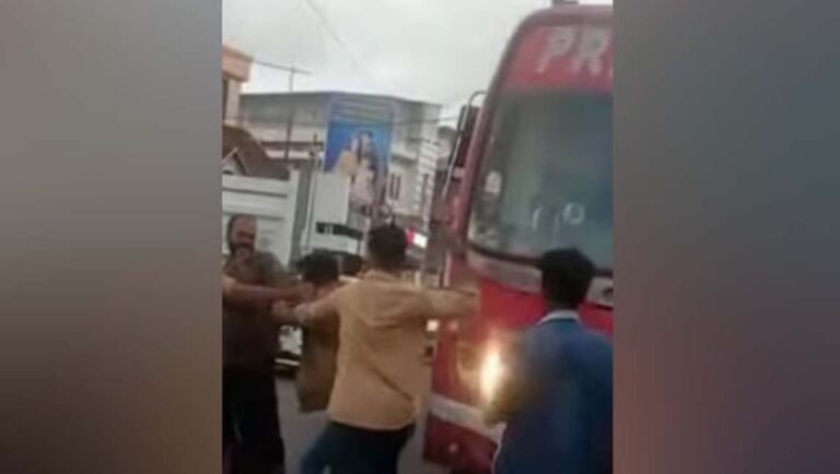 സമയക്രമത്തെ ചൊല്ലി ബസ് ജീവനക്കാർ തമ്മിൽ സംഘർഷം; ഡ്രൈവറെ പിടിച്ചിറക്കി മർദിച്ചു