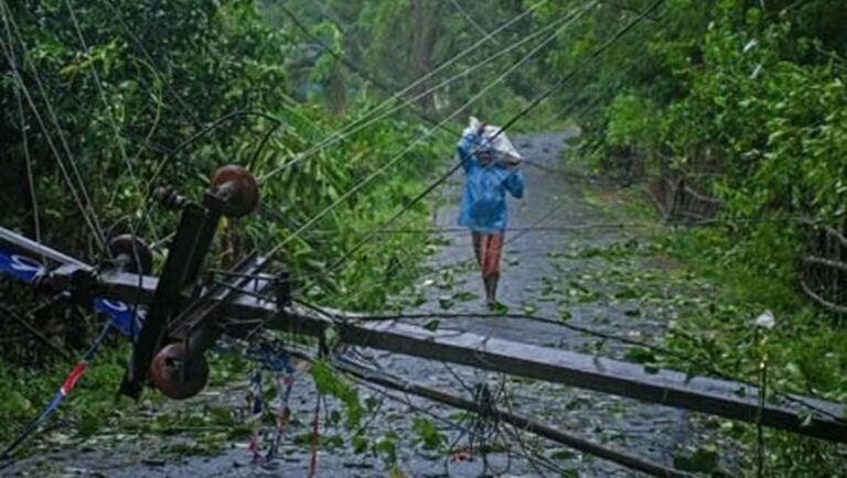 ദന ചുഴലിക്കാറ്റ് : ബംഗാളില്‍ കനത്ത നാശം, മരണം നാലായി