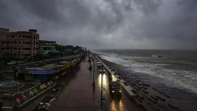 ‘ദാന’ കരതൊട്ടു; ഒഡിഷയിൽ ലക്ഷക്കണക്കിന് പേരെ മാറ്റിപ്പാർപ്പിച്ചു, നാനൂറോളം ട്രെയിനുകൾ റദ്ദാക്കി