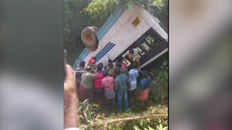 കോ​ഴി​ക്കോ​ട് കെ​എ​സ്ആ​ർ​ടി​സി ബ​സ് പു​ഴ​യി​ലേ​ക്ക് മ​റി​ഞ്ഞു​ണ്ടാ​യ അ​പ​ക​ട​ത്തി​ൽ രണ്ട് പേർ മ​രി​ച്ചു