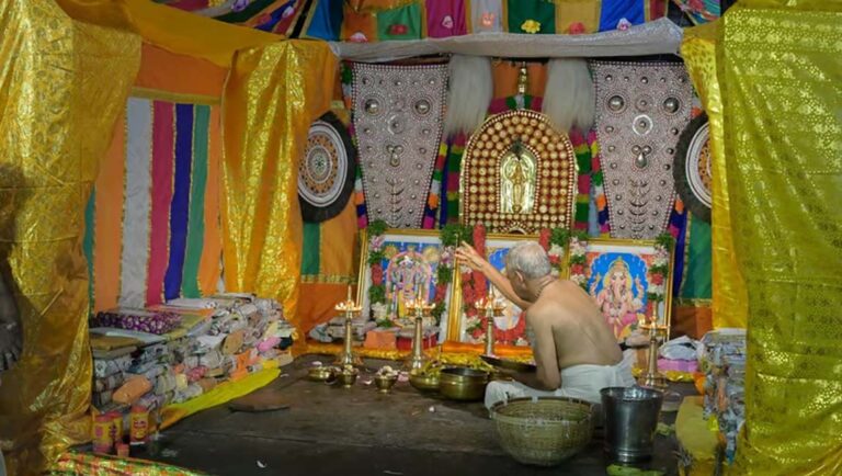 ഗുരുവായൂരില്‍ നവരാത്രി ചടങ്ങുകള്‍ക്ക് ഭക്തിനിര്‍ഭരമായ തുടക്കം; വിദ്യാരംഭം ഞായറാഴ്ച രാവിലെ എഴുമുതല്‍