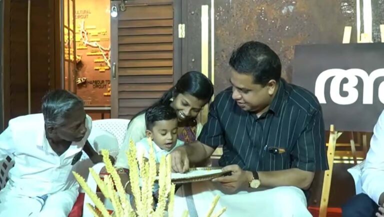 ‘ഹരിശ്രീ ഗണപതായേ നമഃ’; കുരുന്നുകള്‍ക്ക് ആദ്യാക്ഷരം പകര്‍ന്നുനല്‍കി സ്പീക്കര്‍