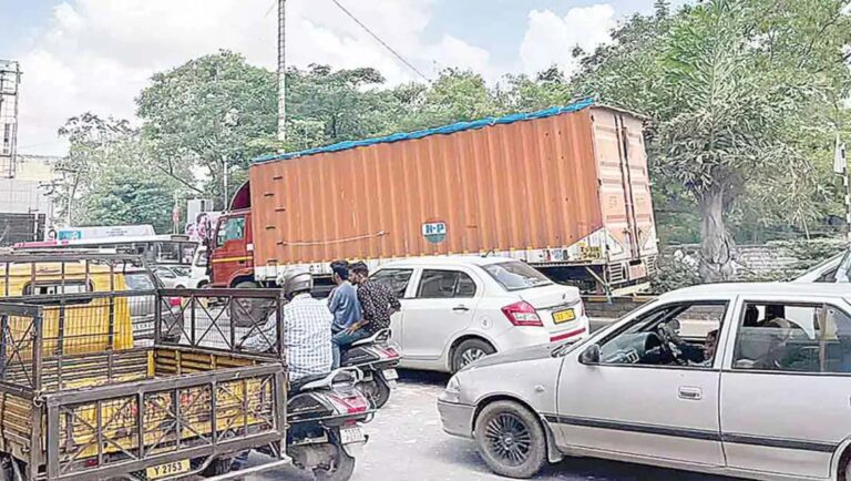 ഗതാ​ഗത പരിഷ്കാരം; എച്ച്എംടി ജംക്‌ഷനിൽ ഭാരവാഹനങ്ങൾക്ക് കടുത്ത നിയന്ത്രണം