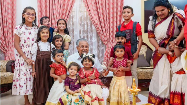 കുരുന്നുകള്‍ക്കൊപ്പം ചിരിച്ചു കളിച്ച് ; അറിവിന്റെ ആദ്യാക്ഷരങ്ങള്‍ പകര്‍ന്നു നല്‍കി മുഖ്യമന്ത്രി