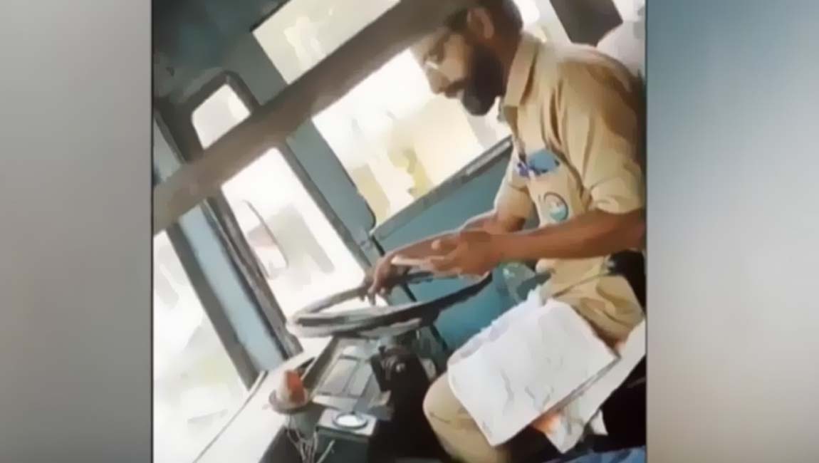 ബസ് ഓടിക്കുന്നതിനിടെ മൊബൈൽ ഫോൺ ഉപയോഗിച്ചു; കെഎസ്ആർടിസി ഡ്രൈവറുടെ ലൈസൻസ് സസ്പെൻഡ് ചെയ്തു