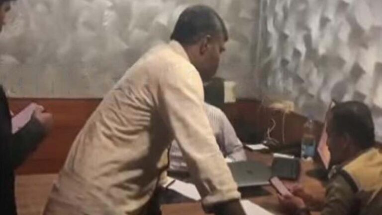 പാലക്കാട് കെപിഎം ഹോട്ടലിലെ പാതിരാ പരിശോധന; റിപ്പോർട്ട് തേടി വനിതാ കമ്മീഷൻ