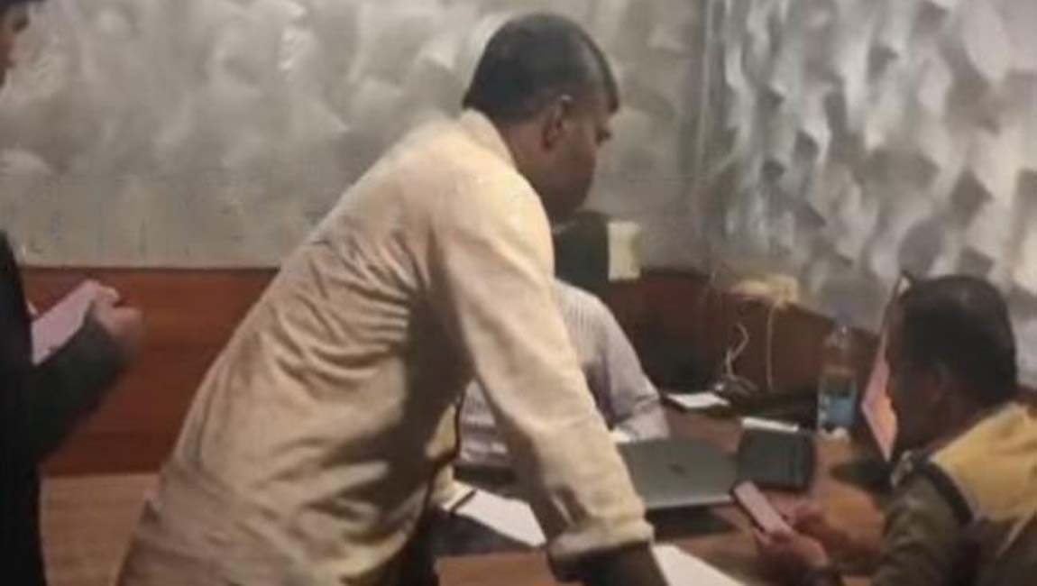 പാ​ല​ക്കാ​ട് കെ​പി​എം ഹോ​ട്ട​ലി​ൽ വീ​ണ്ടും പ​രി​ശോ​ധ​ന​യ്ക്കെ​ത്തി പോ​ലീ​സ്; ഹാ​ർ​ഡ് ഡി​സ്ക് പി​ടി​ച്ചെ​ടു​ത്തു