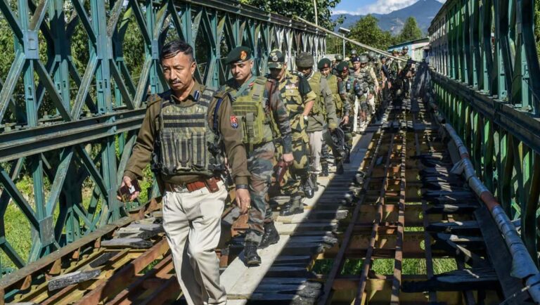 സംഘര്‍ഷത്തിന് അയവില്ല; 50 കമ്പനി കേന്ദ്രസേന കൂടി മണിപ്പൂരിലേക്ക്; അക്രമകാരികള്‍ക്കെതിരെ കടുത്ത നടപടി