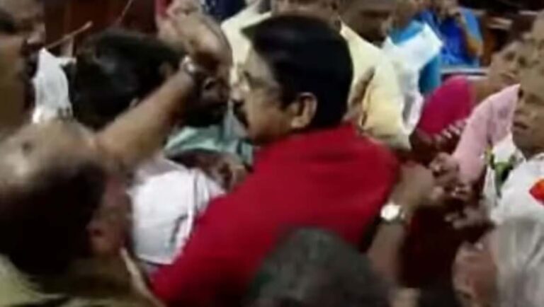പാലക്കാട് നഗരസഭാ യോഗത്തില്‍ കൗണ്‍സിലര്‍മാര്‍ തമ്മില്‍ കയ്യാങ്കളി