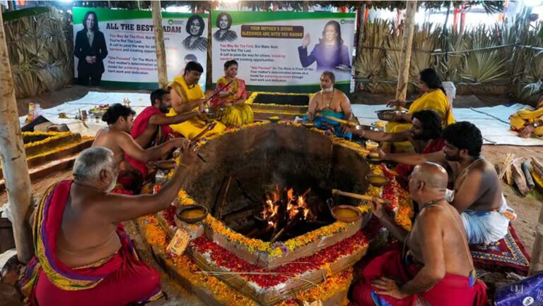 കമലാ ഹാരിസിന്റെ വിജയത്തിനായി ഇന്ത്യയിൽ പ്രത്യേക പ്രാര്‍ഥനകളും ബാനറുകളും