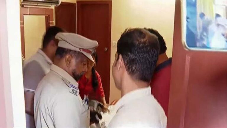 പാലക്കാട് കോൺ​ഗ്രസ് നേതാക്കളുടെ ഹോട്ടലിൽ  മുറിയിൽ ഇലക്ഷൻ സ്ക്വാഡിന്റെ റെയ്ഡ്