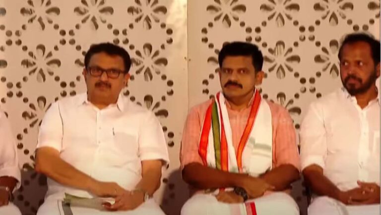 ശ്രീകൃഷ്ണപുരത്തെ പൊതുയോഗത്തിൽ പരസ്പരം പുകഴ്ത്തി സന്ദീപ് വാര്യരും കെ മുരളീധരനും