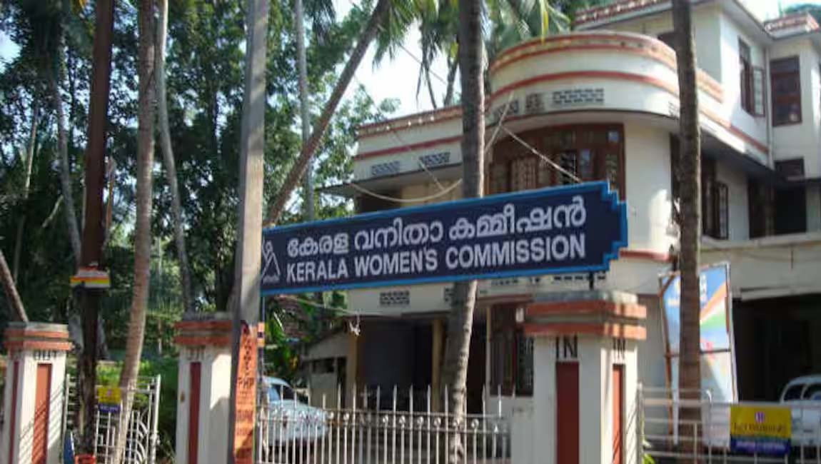 ലൈംഗികച്ചുവയുള്ള തലക്കെട്ടുകളും ഒഴിവാക്കണം : വനിതാ കമ്മീഷൻ
