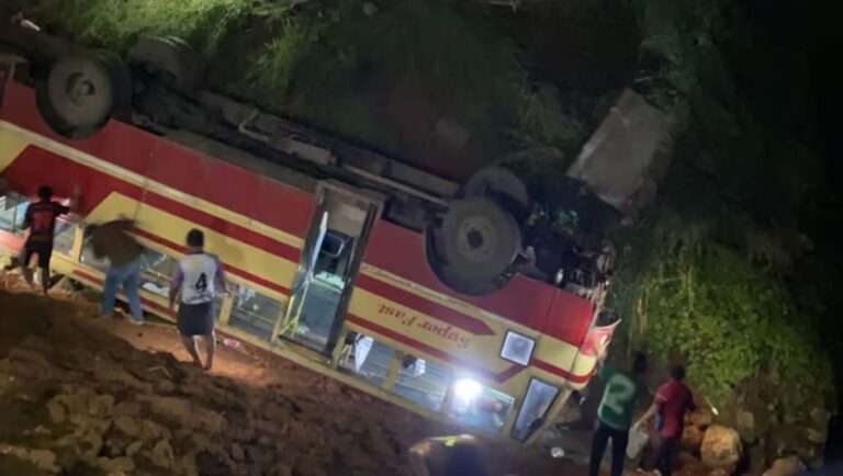 കെഎസ്ആർടിസി ബസ് തലകീഴായി മറിഞ്ഞു: 40 പേർക്ക് പരിക്ക്