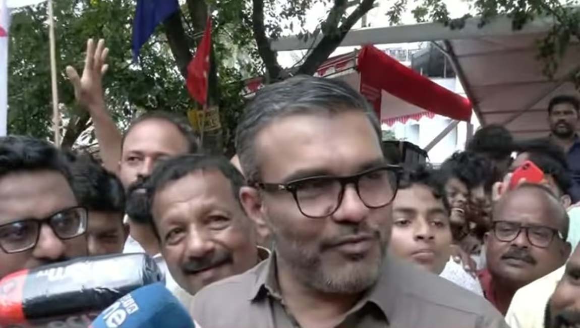 ‘കോണ്‍ഗ്രസ് കഴുത്തിലിടുന്നത് വര്‍ഗീയതയുടെ കാളിയനെ’ : എം ബി രാജേഷ്