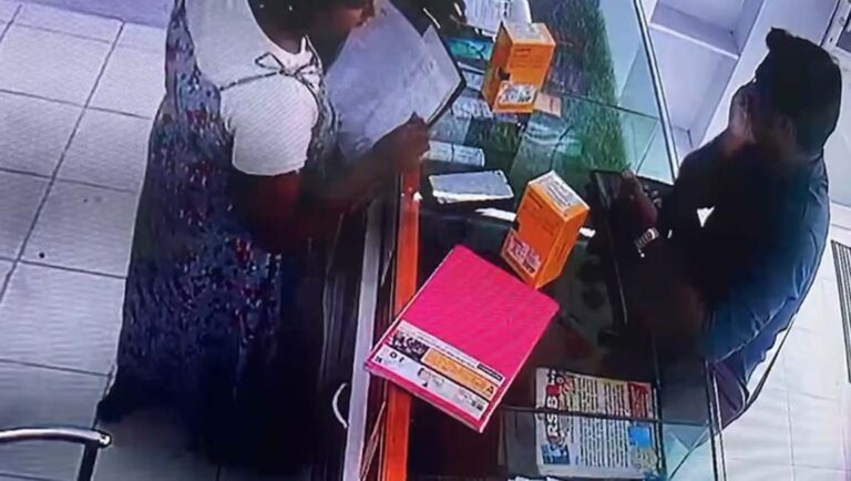 നെയ്യാറ്റിന്‍കരയില്‍ ഹൈടെക് മൊബൈല്‍ മോഷണം; ആറു ഫോണുകള്‍ തട്ടിയെടുത്തു