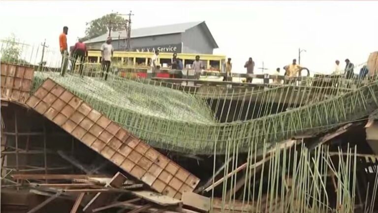 കൊല്ലത്ത് നിര്‍മ്മാണത്തിരുന്ന പാലം തകര്‍ന്നു വീണു; തൊഴിലാളികള്‍ രക്ഷപ്പെട്ടു