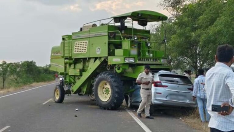 കരിമ്പു കൊയ്യുന്ന യന്ത്രത്തിലേക്ക് കാർ ഇടിച്ചു കയറി; അഞ്ച് പേർ മരിച്ചു