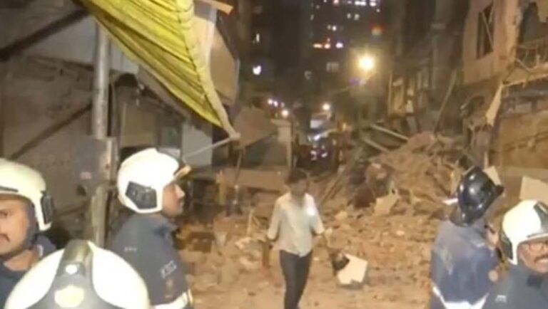 മും​ബൈ​യി​ൽ അ​ഞ്ച് നി​ല കെ​ട്ടി​ട​ത്തി​ന്‍റെ ഒ​രു ഭാ​ഗം ത​ക​ർ​ന്നു​വീ​ണു