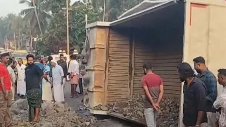 കൊ​ണ്ടോ​ട്ടി​യി​ൽ ടി​പ്പ​ർ മ​റി​ഞ്ഞ് അ​പ​ക​ടം : വ​ഴി​യാ​ത്ര​ക്കാ​ര​ൻ മ​രി​ച്ചു