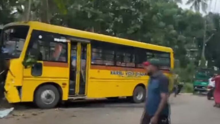 തിരുവനന്തപുരത്ത് നിയന്ത്രണം വിട്ട സ്‌കൂള്‍ ബസ് മരത്തിലിടിച്ചു, 12 വിദ്യാര്‍ഥികള്‍ക്ക് പരിക്ക്