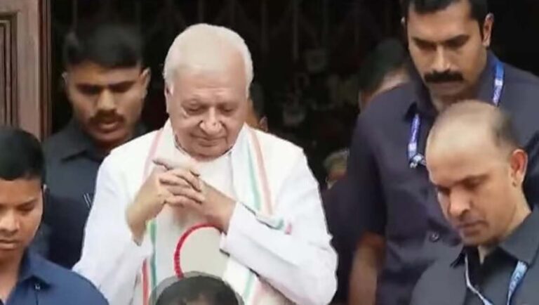 ഗവര്‍ണര്‍ക്കെതിരെ എസ്എഫ്‌ഐ പ്രതിഷേധം; പ്രതിഷേധക്കാരെ അറസ്റ്റ് ചെയ്യാതത്തിൽ പൊട്ടിത്തെറിച്ച് ആരിഫ് മുഹമ്മദ് ഖാന്‍