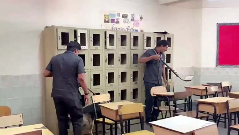 ഡൽഹി സ്കൂളുകളിലെ ബോംബ് ഭീഷണി : പിന്നിൽ വിദ്യാർഥികൾ, ലക്ഷ്യം പരീക്ഷ മാറ്റിവെക്കൽ