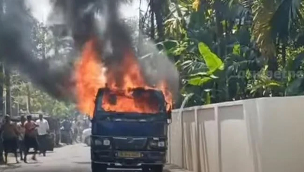 എ​റ​ണാ​കു​ളത്ത് ഓ​ടി​ക്കൊ​ണ്ടി​രു​ന്ന ടി​പ്പ​ര്‍ ലോ​റി​ക്ക് തീ​പി​ടി​ച്ചു