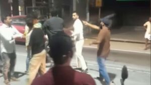 ബൈക്കില്‍ യുവാക്കളുടെ വാഹനം തടഞ്ഞുള്ള അഭ്യാസ പ്രകടനം; ചോദ്യം ചെയ്തതിന് പിന്നാലെ കൂട്ടത്തല്ല്