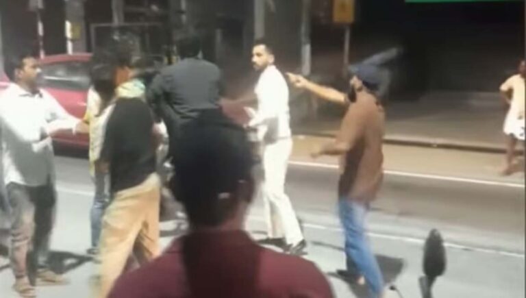 ബൈക്കില്‍ യുവാക്കളുടെ വാഹനം തടഞ്ഞുള്ള അഭ്യാസ പ്രകടനം; ചോദ്യം ചെയ്തതിന് പിന്നാലെ കൂട്ടത്തല്ല്