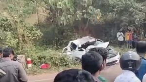 മട്ടന്നൂരില്‍ സ്വകാര്യ ബസുമായി കൂട്ടിയിടിച്ചു, നാലുപേരുടെ നില ഗുരുതരം; കാര്‍ പൂര്‍ണമായി തകര്‍ന്നു