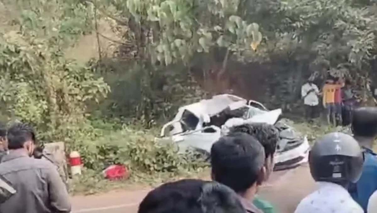 മട്ടന്നൂരില്‍ സ്വകാര്യ ബസുമായി കൂട്ടിയിടിച്ചു, നാലുപേരുടെ നില ഗുരുതരം; കാര്‍ പൂര്‍ണമായി തകര്‍ന്നു