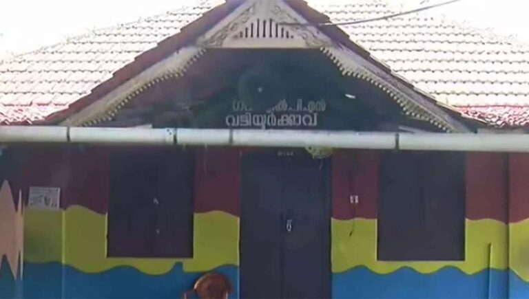 പണിമുടക്ക് ദിവസം സ്കൂളിന് അവധി : പ്രധാനാധ്യാപകന് സസ്പെൻഷൻ