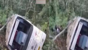 ഇടുക്കി പുല്ലുപാറക്ക് സമീപം കെഎസ്ആർടിസി ബസ് കൊക്കയിലേക്ക് മറിഞ്ഞ് മരണ സഖ്യ മൂന്നായി
