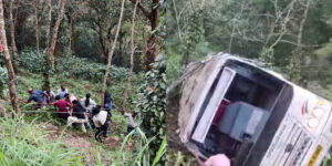 മരണം നാലായി, മന്ത്രി റോഷി അഗസ്റ്റിനും കലക്ടറും ഇടുക്കി കെഎസ്ആർടിസി ബസ് അപകടസ്ഥലത്തേക്ക്