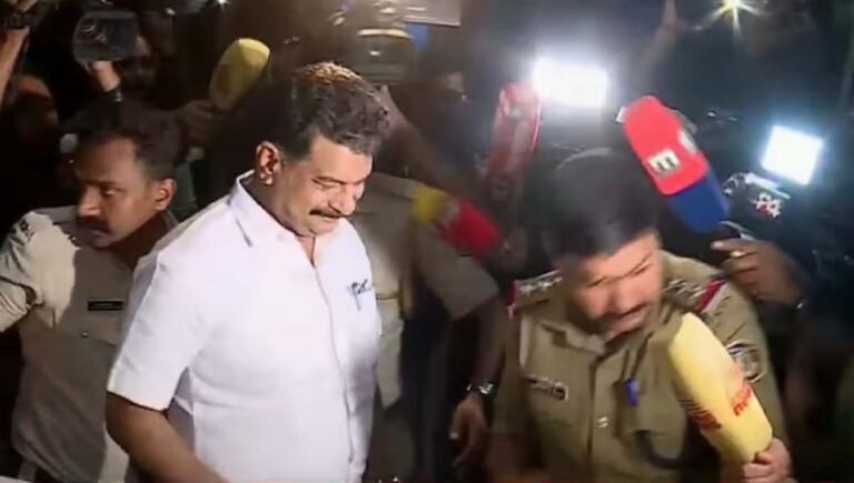 നിലമ്പൂര്‍ ഫോറസ്റ്റ് ഓഫീസ് അടിച്ചുതകര്‍ത്ത കേസില്‍ പി വി അന്‍വര്‍ ജയിലില്‍