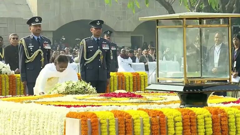 രാജ്ഘട്ടില്‍ പ്രണാമമര്‍പ്പിച്ച് രാഷ്ട്രപതിയും പ്രധാനമന്ത്രിയും; ബാപ്പു സ്മരണയില്‍ രാജ്യം