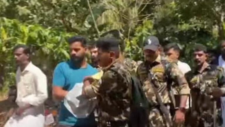 മാ​ന​ന്ത​വാ​ടി​യി​ല്‍ പ്ര​തി​ഷേ​ധ​വു​മാ​യി നാ​ട്ടു​കാ​ർ; മ​ന്ത്രി ഒ.​ആ​ര്‍.​കേ​ളു​വി​നെ ത​ട​ഞ്ഞു