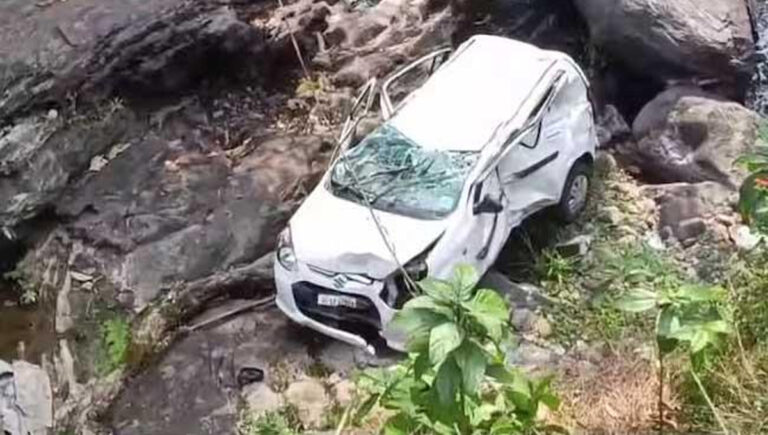 താ​മ​ര​ശേ​രി​യി​ൽ നി​യ​ന്ത്ര​ണം​വി​ട്ട കാ​ര്‍ പു​ഴ​യി​ലേ​ക്ക് മ​റി​ഞ്ഞു; അ​ഞ്ചു​വ​യ​സു​കാ​രി ഉ​ൾ​പ്പെ​ടെ മൂ​ന്നു​പേ​ർ​ക്ക് പ​രി​ക്ക്