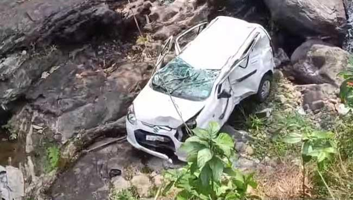 താ​മ​ര​ശേ​രി​യി​ൽ നി​യ​ന്ത്ര​ണം​വി​ട്ട കാ​ര്‍ പു​ഴ​യി​ലേ​ക്ക് മ​റി​ഞ്ഞു; അ​ഞ്ചു​വ​യ​സു​കാ​രി ഉ​ൾ​പ്പെ​ടെ മൂ​ന്നു​പേ​ർ​ക്ക് പ​രി​ക്ക്