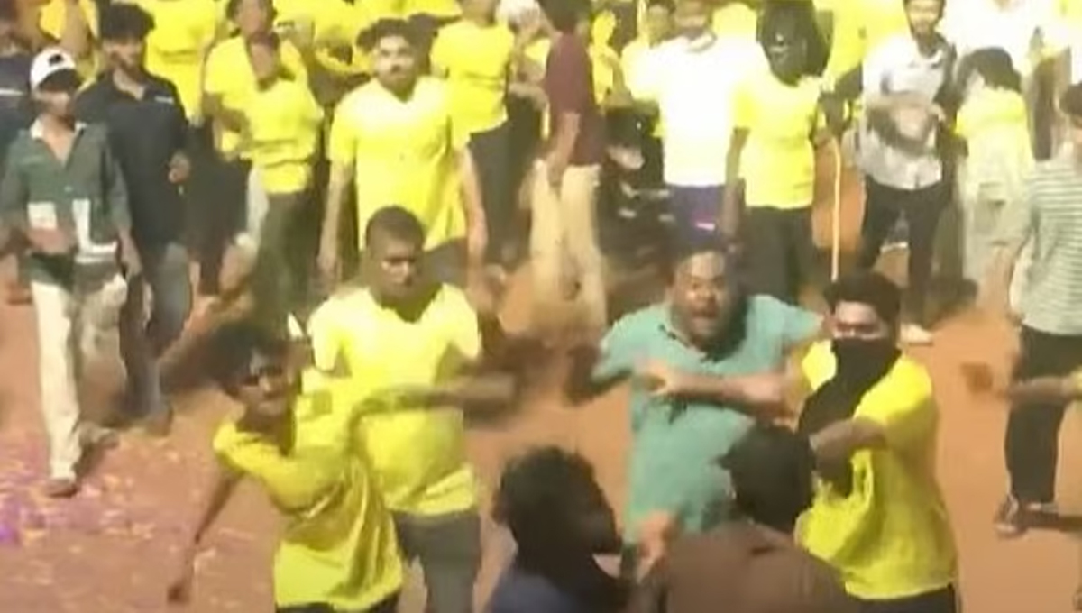 ഫുട്ബോൾ മത്സരത്തിനിടെ ആരാധകർ തമ്മിൽ കൂട്ടത്തല്ല്; വീടിന് തീയിട്ടു, രണ്ട് പേർക്ക് പരിക്ക്