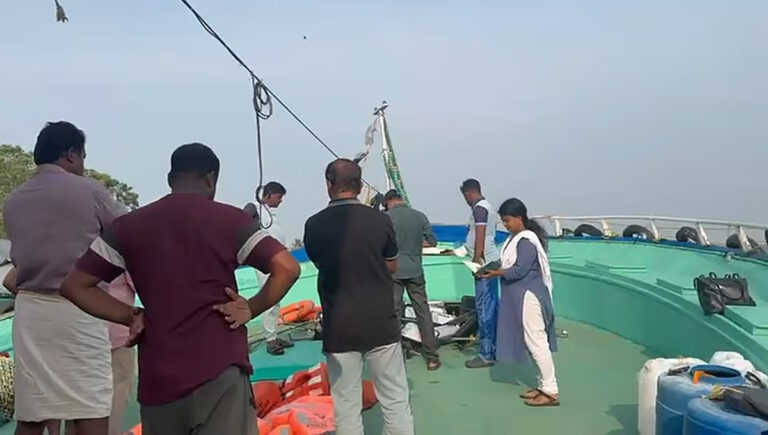 ആഴക്കടലില്‍ കൃത്രിമമായി അമിത വെളിച്ചമുണ്ടാക്കി അനധികൃത മത്സ്യബന്ധനം; രണ്ടു ബോട്ടുകള്‍ പിടിച്ചെടുത്ത് പിഴചുമത്തി