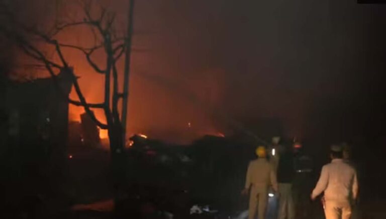 ഗാസിയാബാദിൽ എൽപിജി സിലിണ്ടറുകൾ പൊട്ടിത്തെറിച്ച് വൻ തീപിടിത്തം