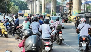 മുളകുപൊടി പാക്കറ്റ് പൊട്ടി റോഡില്‍ വീണു; കാറ്റില്‍ പടര്‍ന്നു, വലഞ്ഞ് യാത്രക്കാര്‍